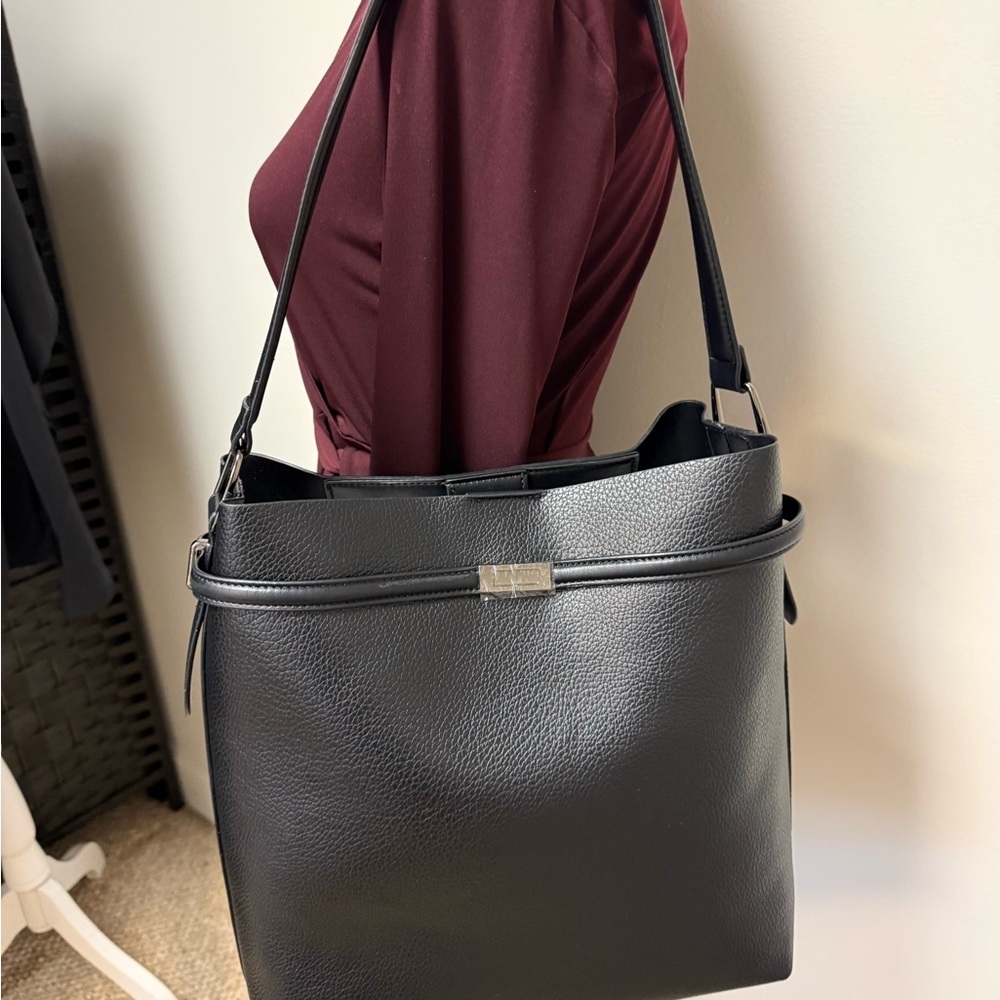 Steve Madden Sleek Black Shoulder Bag - Picture 2 of 7